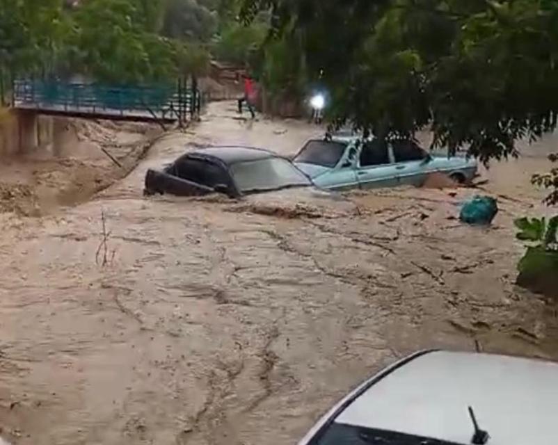 Onlarca araç sel sularına kapıldı