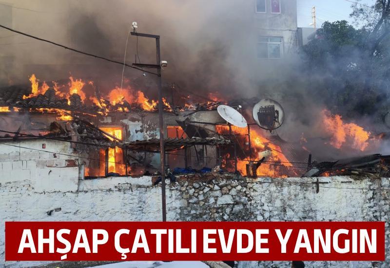 Ahşap çatılı evde yangın