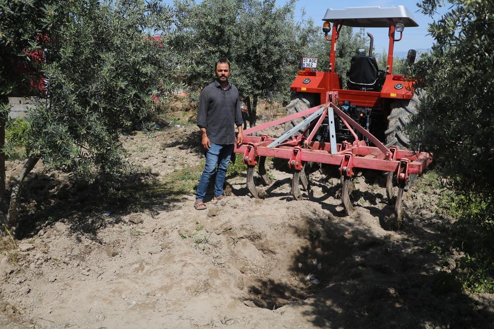 BAHÇESİNİ ÇAPALAYAN ÇİFTÇİNİN PULLUĞUNA TAKILAN KÜPTEN BİZANS DÖNEMİ SİKKELERİ ÇIKTI ÇİFTÇİ İSMET KAYA: "BİZ ZEYTİN HASADININ İYİ OLMASINI BEKLERKEN TOPRAKTAN ALTIN SİKKE HASAT ETTİK" KAYA: "BÜTÜN AKRABALARIMIZ BİZLERİ ARADI, BÜTÜN AKŞAM TELEFONLARIMIZ SUSMADI"