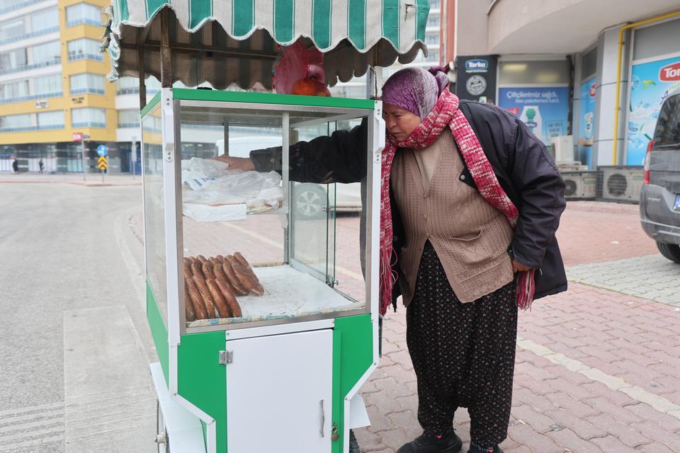 EVİN GEÇİMİNE KATKI İÇİN BAŞLADI, 58 YAŞINDA 'SİMİTÇİ TEYZE' OLDU