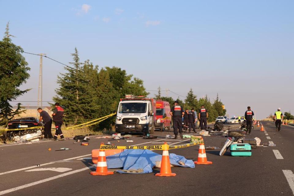 Kaza sonrası ortalık savaş alanına döndü: Aynı aileden 3 ölü 1 yaralı