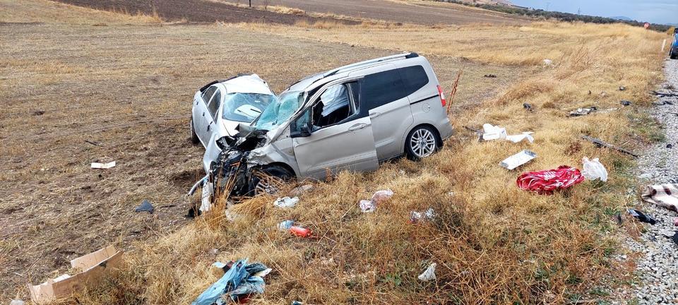OTOMOBİL ÖNCE TIRA ARDINDAN HAFİF TİCARİ ARACA ÇARPTI, 3 KİŞİ YARALANDI
