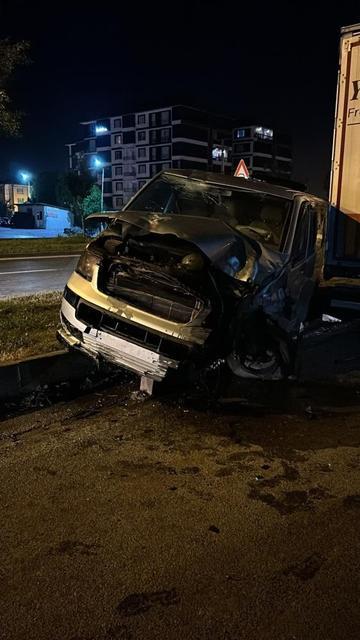 Ters istikamete giren araç ağaçlara çarparak durabildi: 1 yaralı