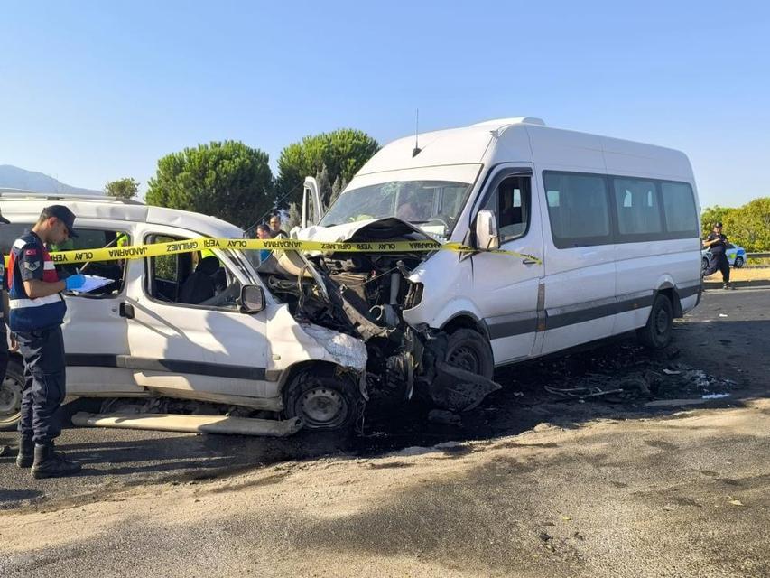 Servis minibüsü ile ticari araç çarpıştı: 1 ölü 13 yaralı