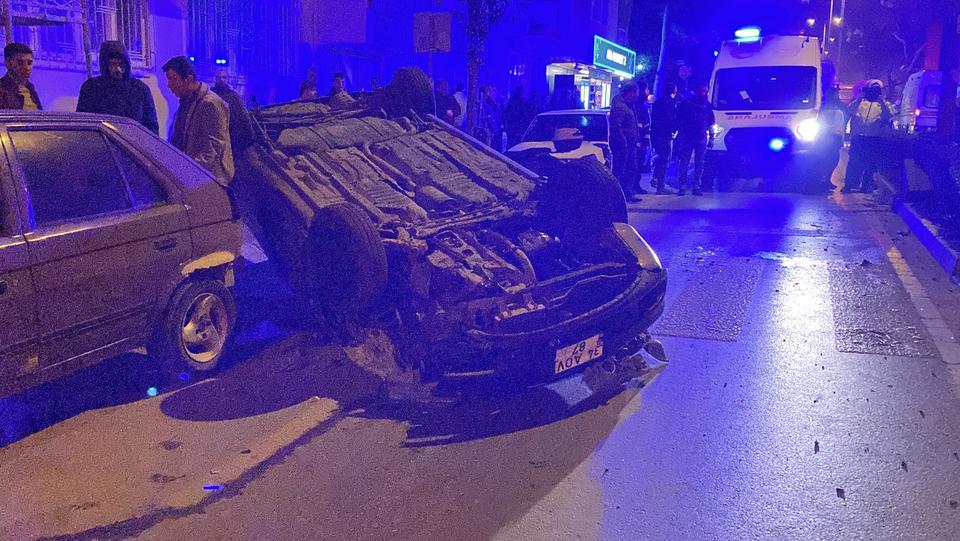 AYDINLATMA DİREĞİNE ÇARPIP TAKLA ATTI: 4 YARALI