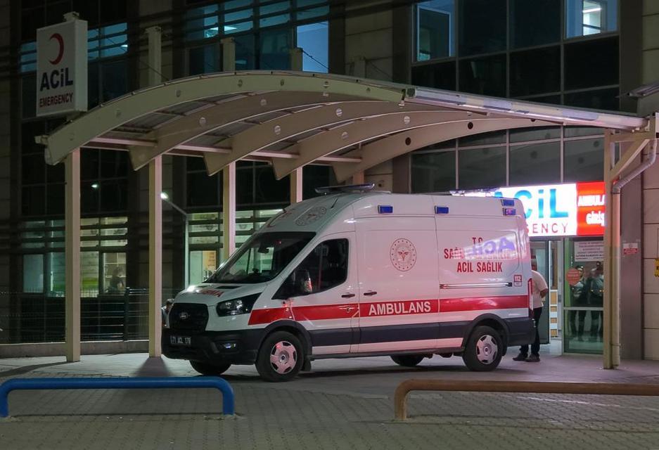 Göğüslerinden bıçaklandılar! Yardım için ambulans durdurdular