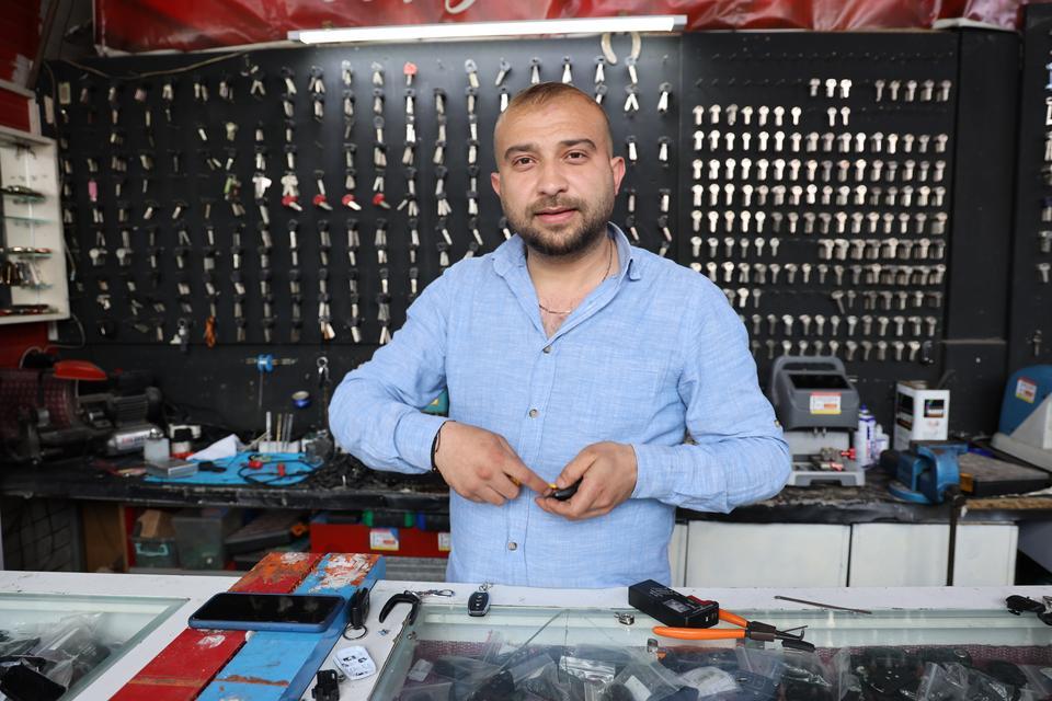 HER GEÇEN GÜN ARTAN UNUTKANLIKLAR ANAHTARCILARIN MESAİSİNİ YOĞUNLAŞTIRDI AYDINLI ANAHTARCI TUNCAY, "KİMSE KOYDUĞU EŞYANIN YERİNİ HATIRLAYAMAZ OLDU"