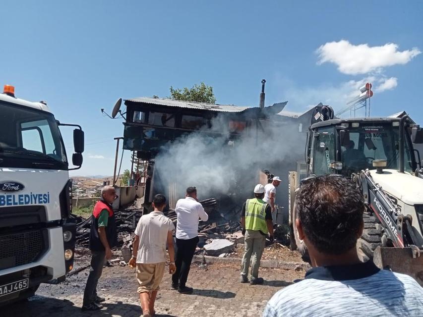 2 katlı evde çıkan yangın paniğe neden oldu