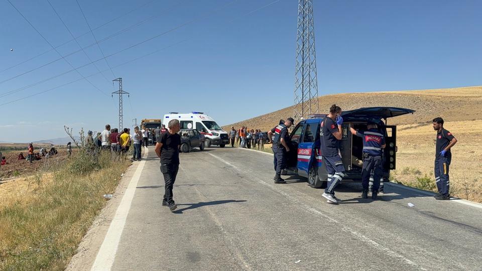 ANKARA'DA İKİ ARAÇ KAFA KAFAYA ÇARPIŞTI: 1 ÖLÜ, 4 YARALI