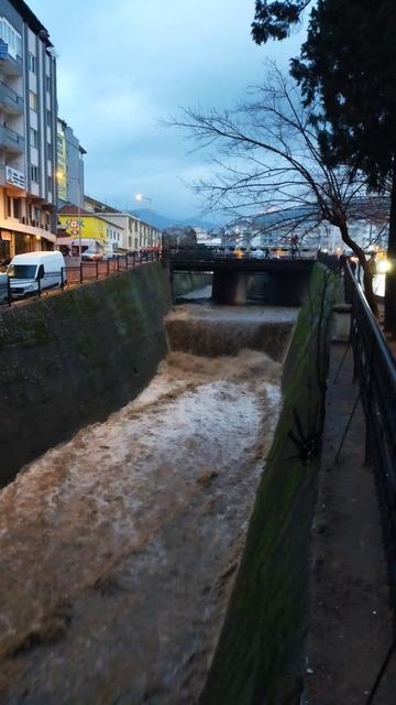 Tabakhane Deresi yağışla birlikte coştu