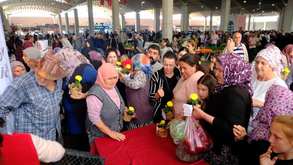 Kuyucak Pazaryeri’nde anneler günü sürprizi
