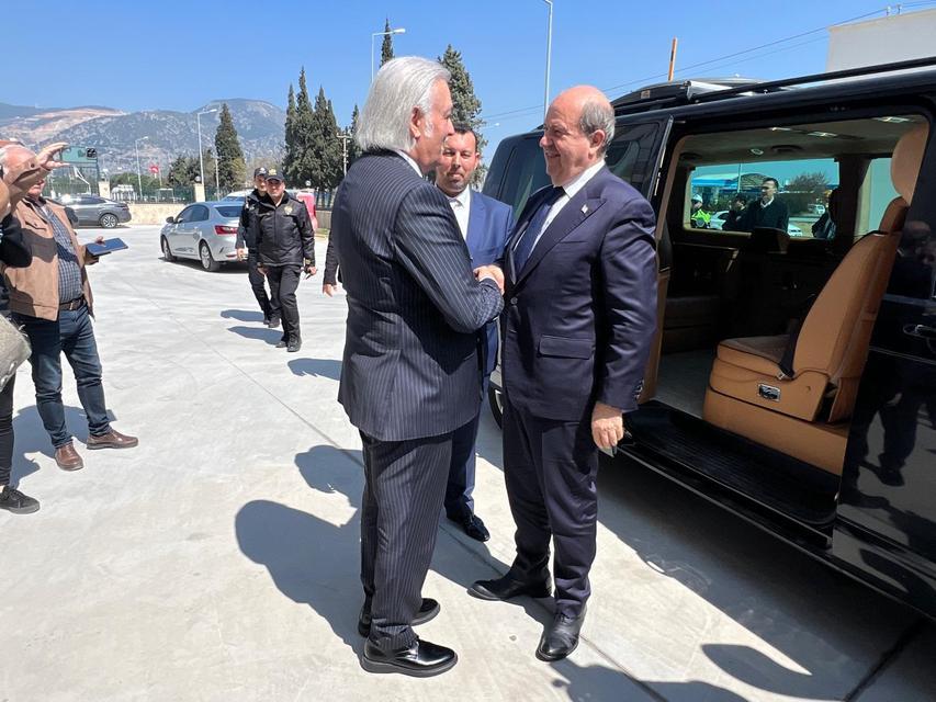 Kaymakam Ali Akça Tatar2ı Kaymakamlık Girişinde karşıladı