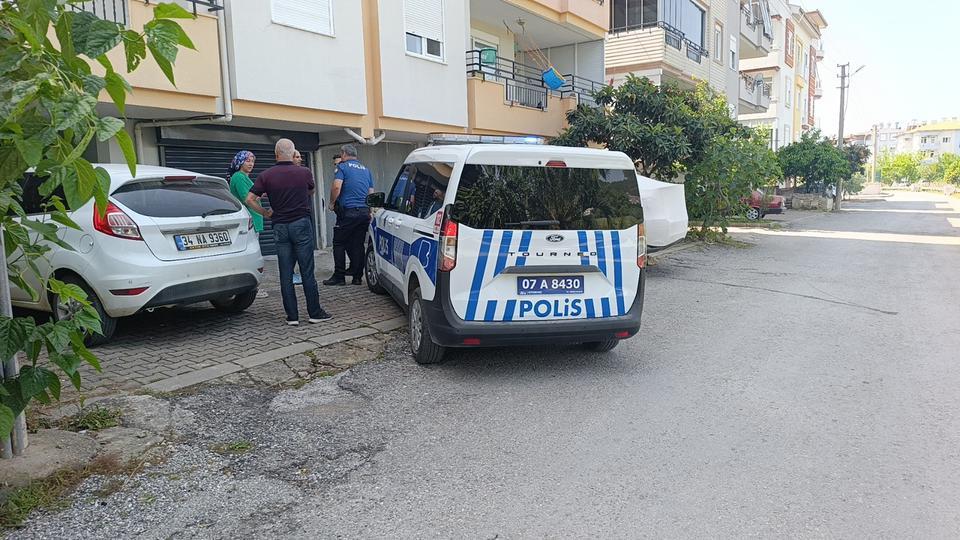 HIRSIZLIK İHBARINA GİDEN POLİS, ÖZEL GARAJDA 5 AYLIK BEBEKLE ANNESİNİ BULDU KADININ KAPISI AÇIK OTOMOBİLE GİRDİĞİ; ARAÇ İÇERİSİNDEN RUHSAT, ANAHTARLAR VE GARAJ KUMANDASINI ALARAK GARAJA GİRDİĞİ ANLAŞILDI GARAJ SAHİBİ KADIN ŞİKAYETÇİ OLMADI BEBEK VE ANNE POLİS EKİPLERİ TARAFINDAN YAKINLARINA TESLİM EDİLMEK ÜZERE GÖTÜRÜLDÜ