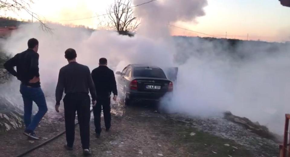 PARK HALİNDEKİ OTOMOBİL ALEV ALEV YANDI