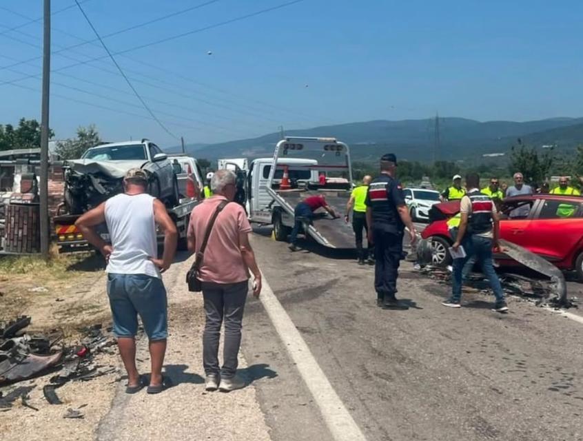ERDEK'TE ZİNCİRLEME KAZA: 1 ÖLÜ, 2 YARALI