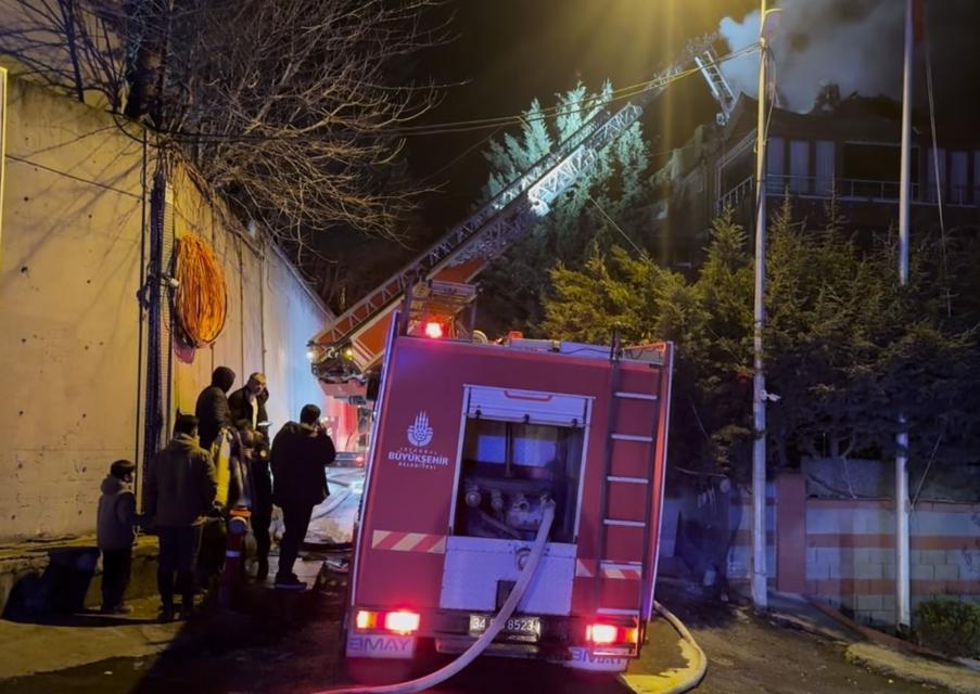 Arnavutköy'de 4 katlı binanın bacasında korkutan yangın