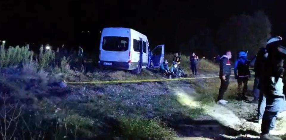İki işçi servisi ile iş makinası çarpıştı: 1 ölü, 15 yaralı