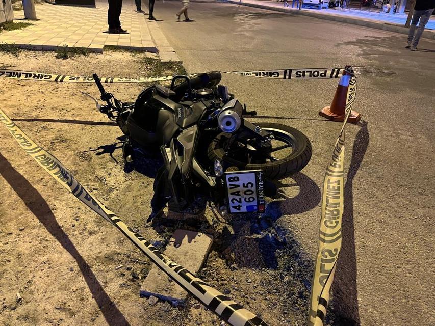 Ters yönde ilerleyen hafif ticari araç motosiklete çarptı: 1 ağır yaralı