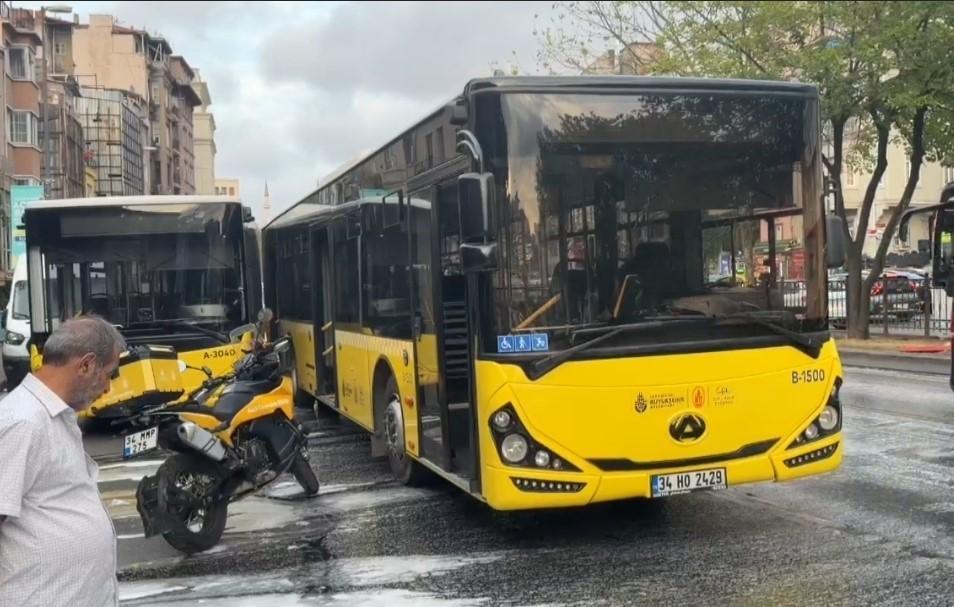 İki otobüs çarpıştı: Yola dökülen yağ sürücülere zor anlar yaşattı