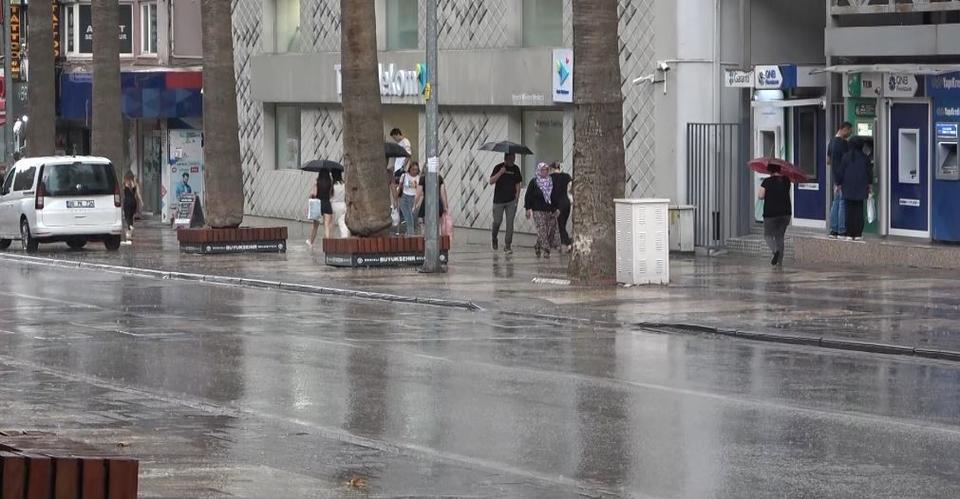DENİZLİ AYLAR SONRA DÜŞEN YAĞMURLA SERİNLEDİ