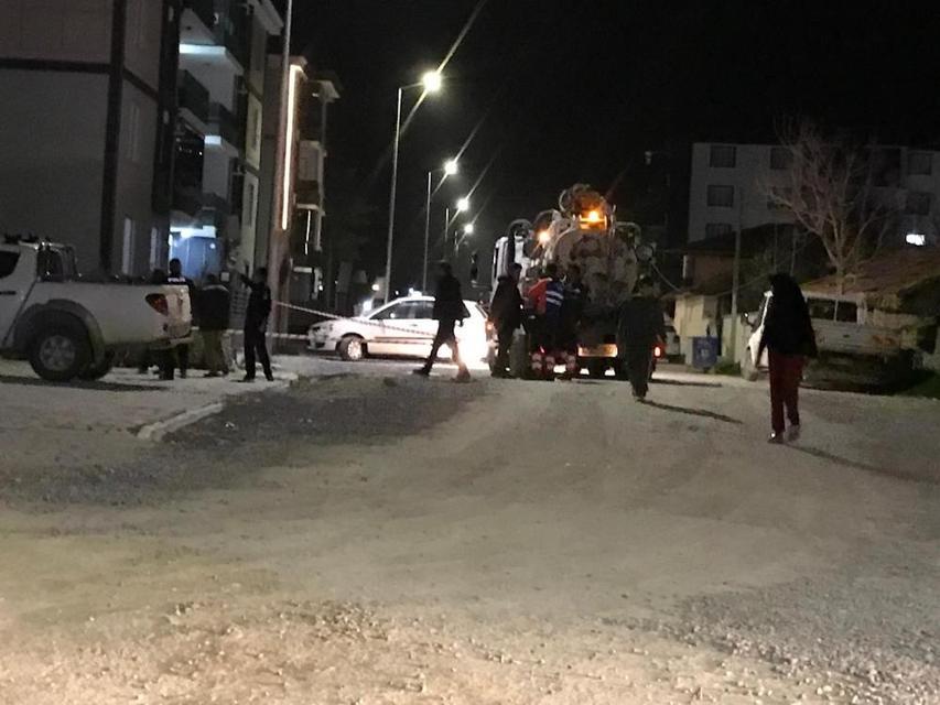 Okul karşısında bıçaklı saldırı