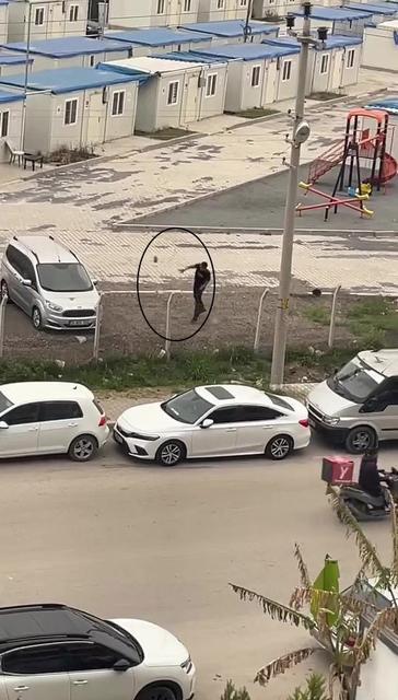 PARK HALİNDEKİ ARACIN CAMINA KALDIRIM TAŞI FIRLATTI