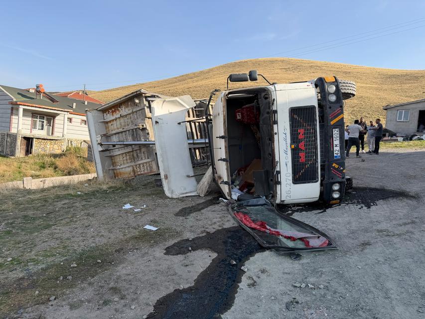 Hafriyat yüklü tır devrildi: 1 yaralı