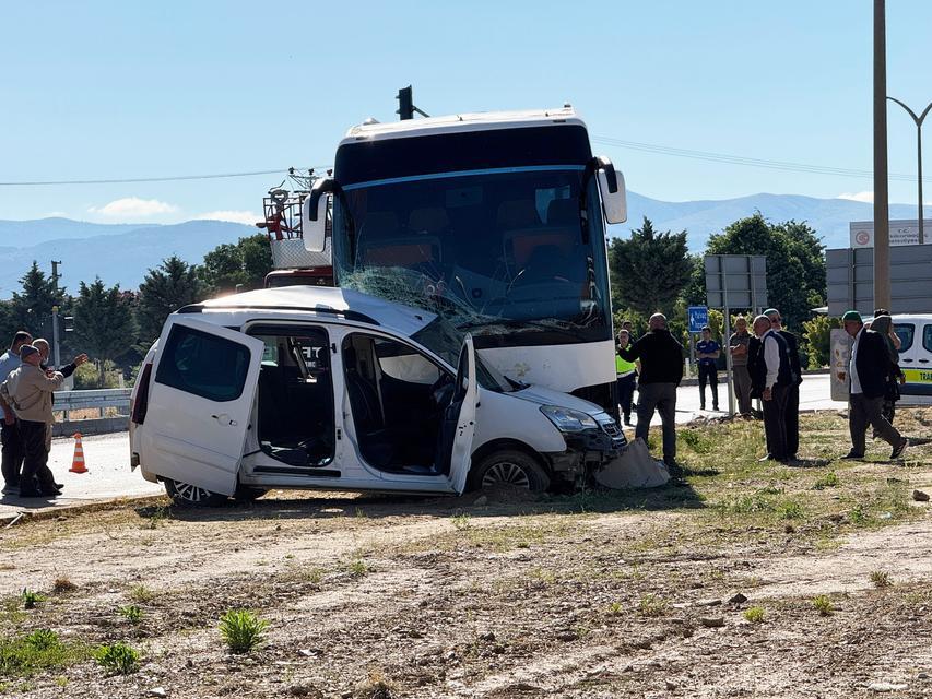 Tur otobüsü ile hafif ticari araç çarpıştı: Genç sürücü hayatını kaybetti
