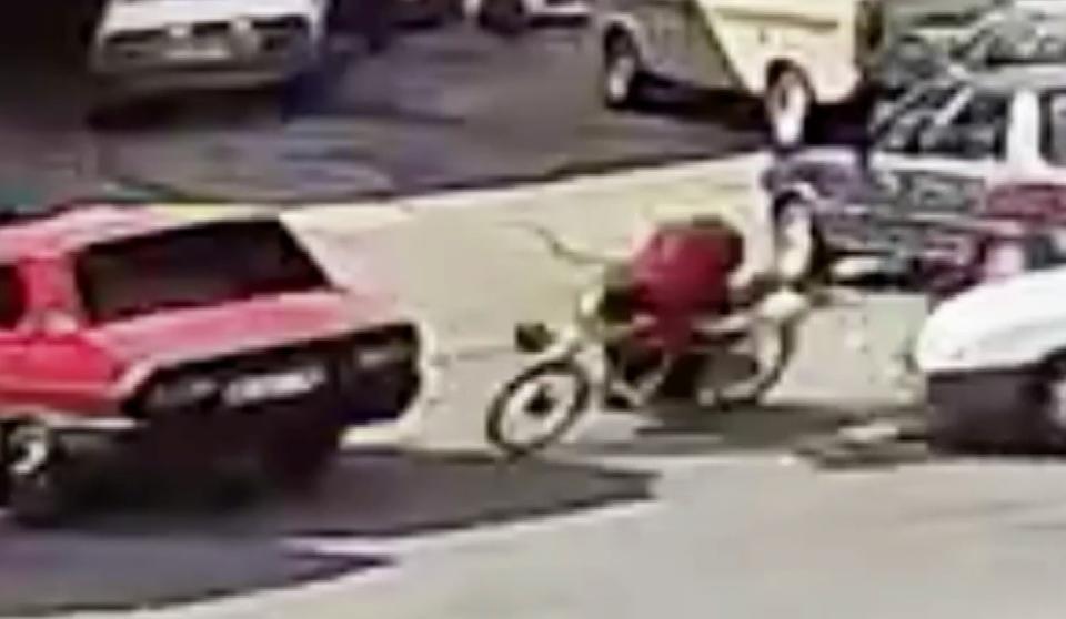 Motosiklet park halindeki otomobile çarptı