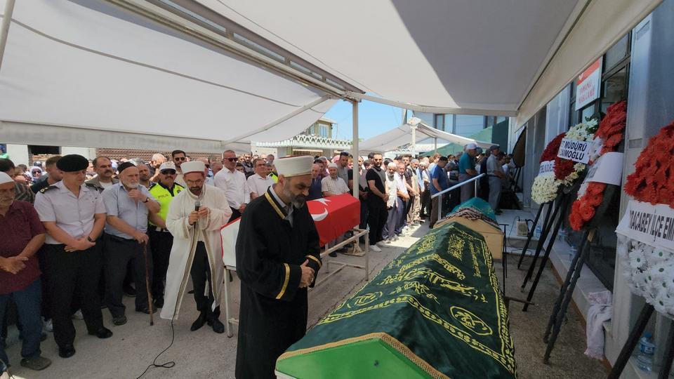 TRAFİK KAZASINDA HAYATINI KAYBEDEN POLİS VE AİLESİ TOPRAĞA VERİLDİ AYNI AİLEDEN 3 KİŞİNİN CENAZESİNE KATILANLAR GÖZYAŞLARINA BOĞULDU