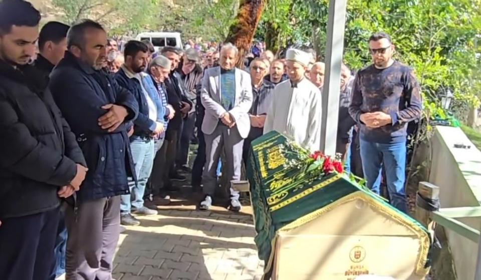 Sahnede kalp krizi geçiren sanatçı son yolculuğuna uğurlandı