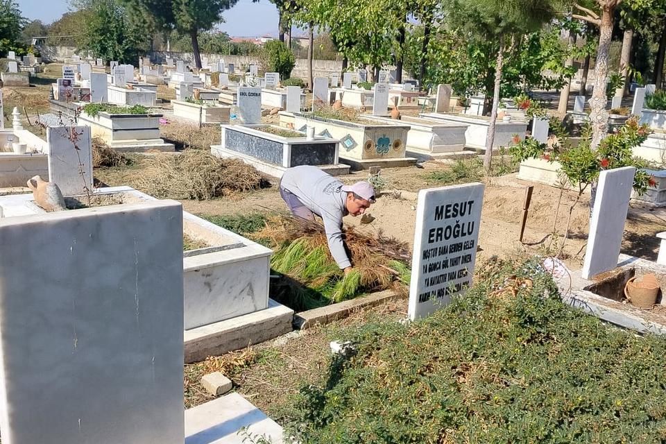 Efeler'in ekipleri mezarlıktaki çalışmalarına devam ediyor