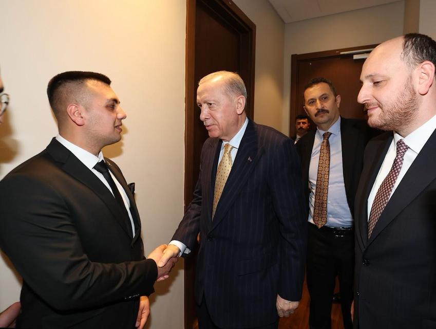 BURDURLU RECEP TAYYİP ERDOĞAN'A PARTİ ROZETİNİ CUMHURBAŞKANI ERDOĞAN TAKTI