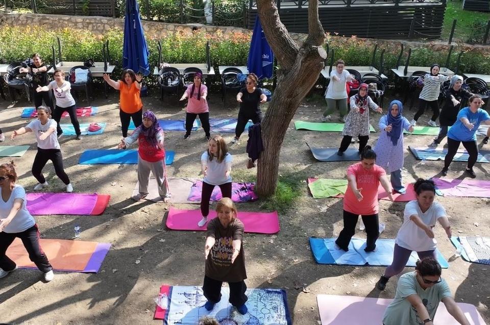 Efeler'de açık havada yoga zamanı