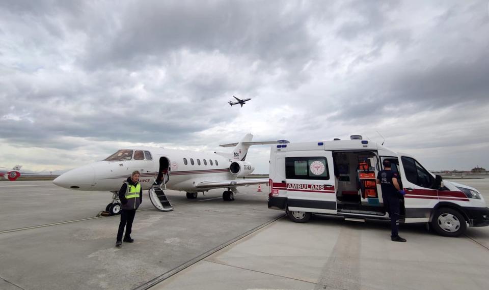 Ambulans uçak 2 günlük bebek için havalandı