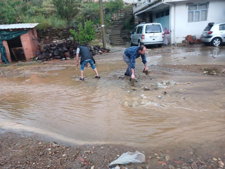 Manisa'da sağanak ve dolu etkili oldu