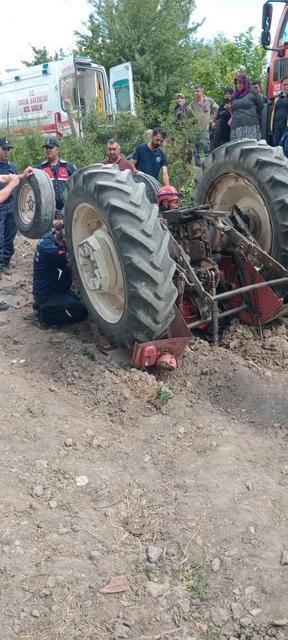 Yaşlı adam ters dönen traktörün altında kaldı