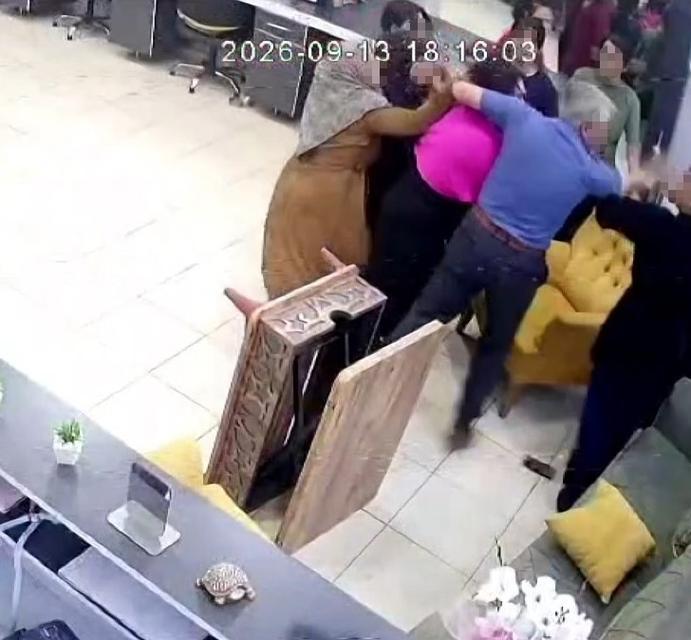 KAHRAMANMARAŞ'TA SAÇ KESİMİNİ BEĞENMEYEN MÜŞTERİNİN AKRABALARI KADIN KUAFÖRÜ DARP ETTİ İŞ YERİNİ BASARAK SALON SAHİBİNİ ÇOCUĞUNUN GÖZÜ ÖNÜNDE YERLERDE SÜRÜKLEYİP, DARP ETTİLER