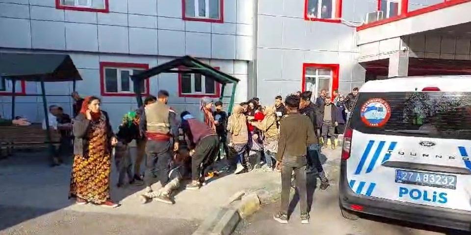 ÜZERİNE GERİ DÖNÜŞÜM BALYASI DÜŞEN GENÇ İŞÇİ HAYATINI KAYBETTİ