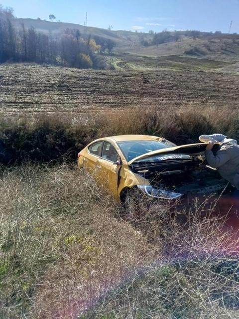 Ticari taksi tarlaya uçtu