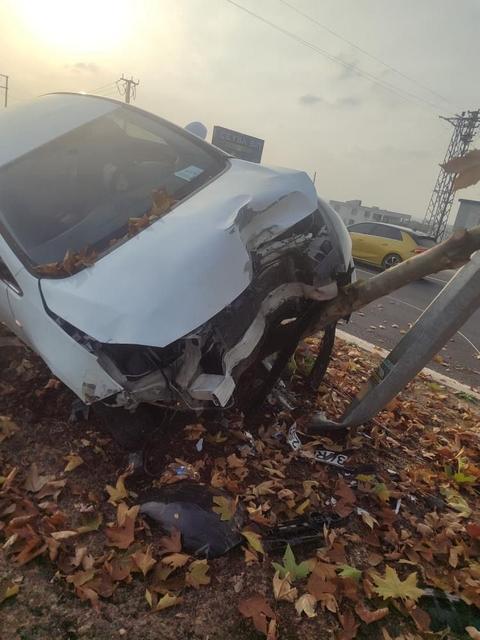 Şerit değiştiren araca çarpmamak için manevra yaptı, ağaca çarptı