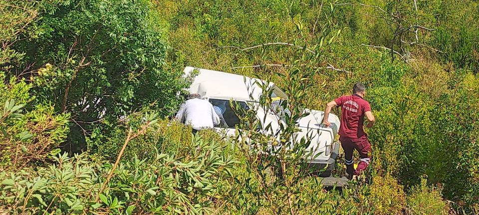 Şarampole yuvarlanan otomobildeki 2 kişi yaralandı