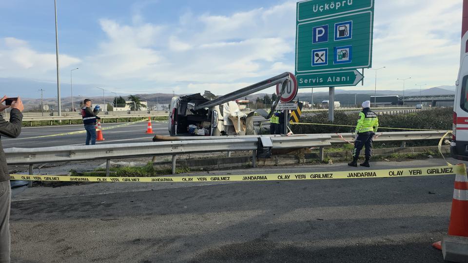 Araç bariyerlere saplandı, 2 kişi hayatını kaybetti