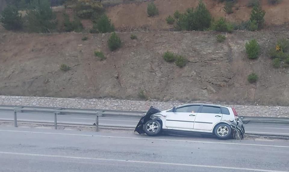 Bariyerlere çarpan otomobilde 2 kişi yaralandı