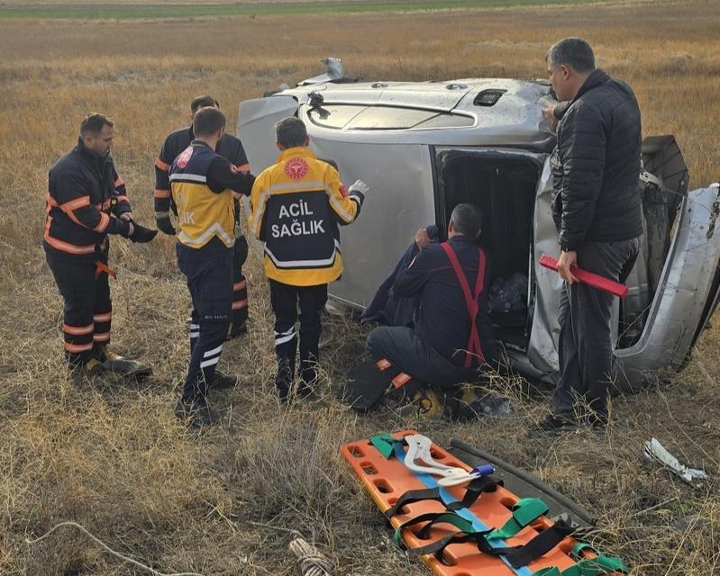 Takla atan otomobil hurdaya döndü