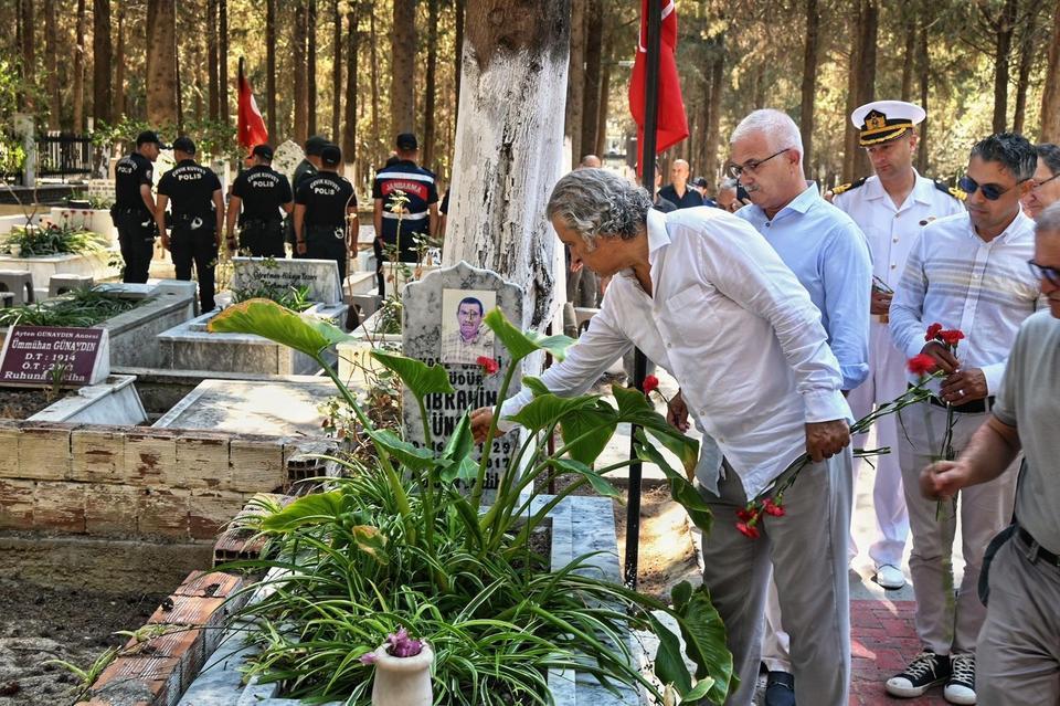 Kuşadası şehitlerini andı