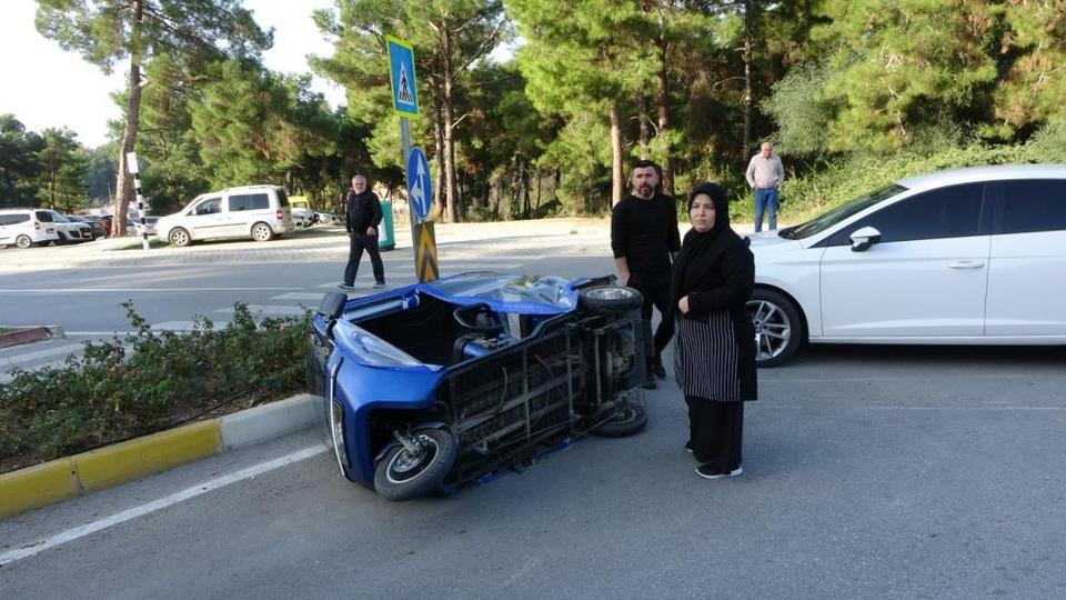 Motorlu bisiklet ile otomobil çarpıştı: 1 yaralı