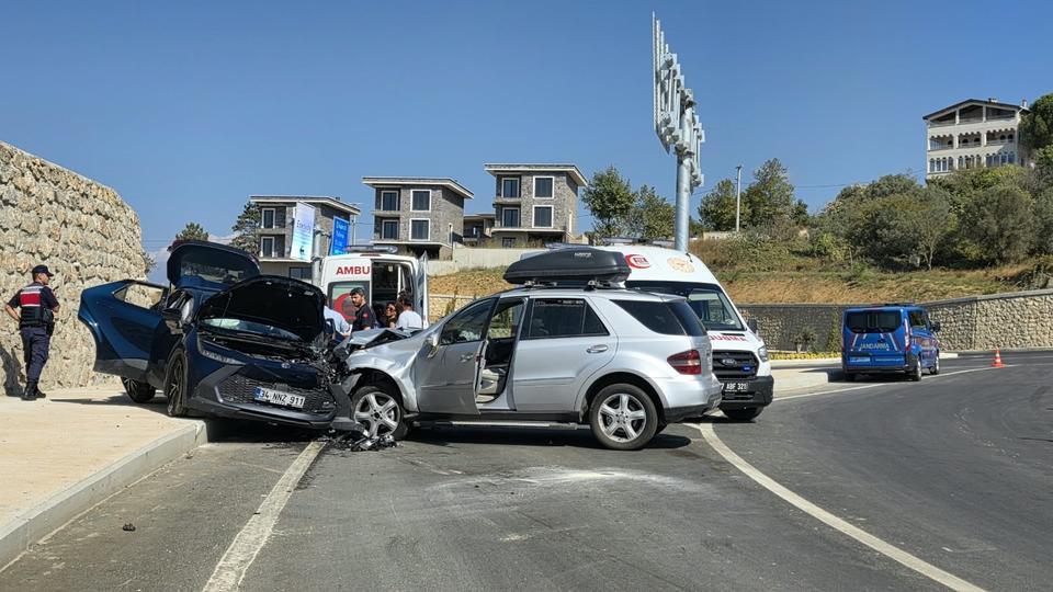 2 otomobil çarpıştı: 4 yaralı