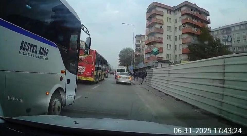 Servis aracıyla otomobil arasında yol tartışması