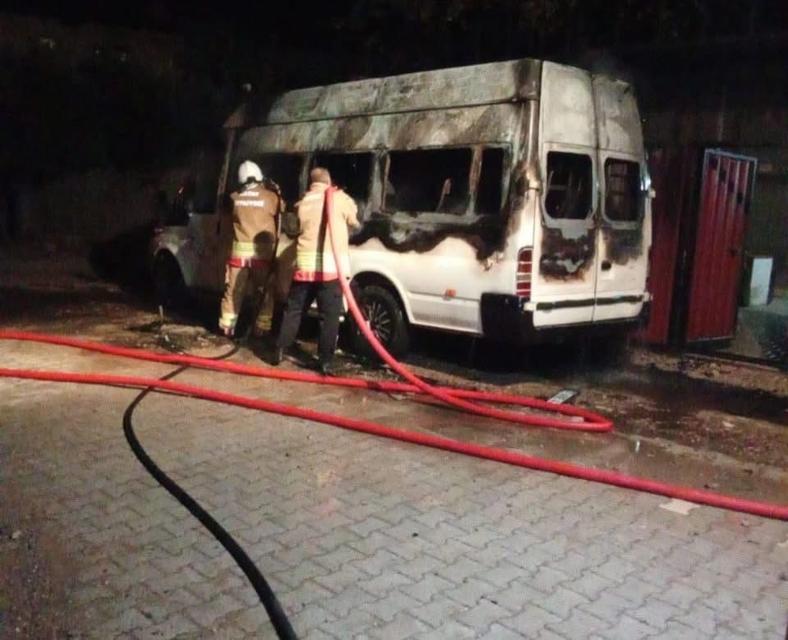 Minibüs alevlere teslim oldu